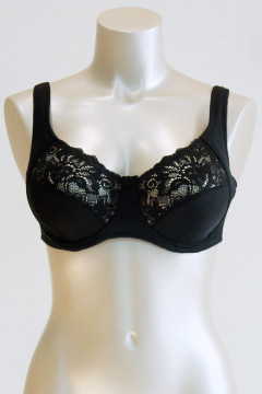 Underwired bra with lace on cups and padded straps