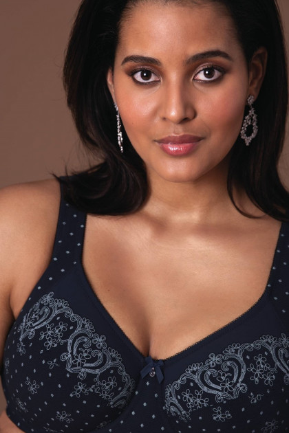 Elegant comfort bra with underwire and wide straps