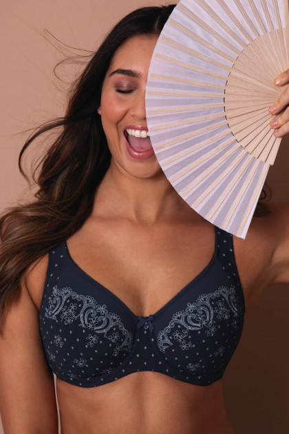 Elegant comfort bra with underwire and wide straps
