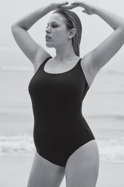 Στυλάτο μονόχρωμο ολόσωμο μαγιό με μπανέλες με βαθιά πλάτη. Στεγνώνει πολύ γρήγορα