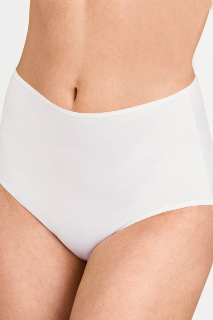 High waist slip made of organic, durable cotton. Does not press on the belly and sides.