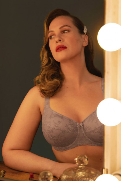 Lace wired big cup bra providing excellent fit