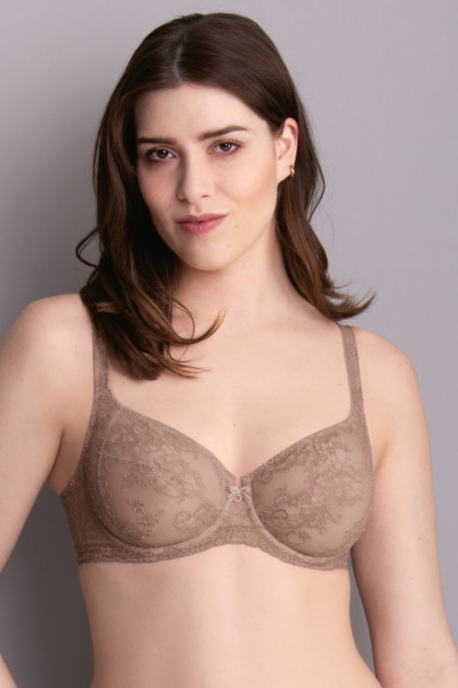 Delicate lace underwire bra giving an attractive décolleté