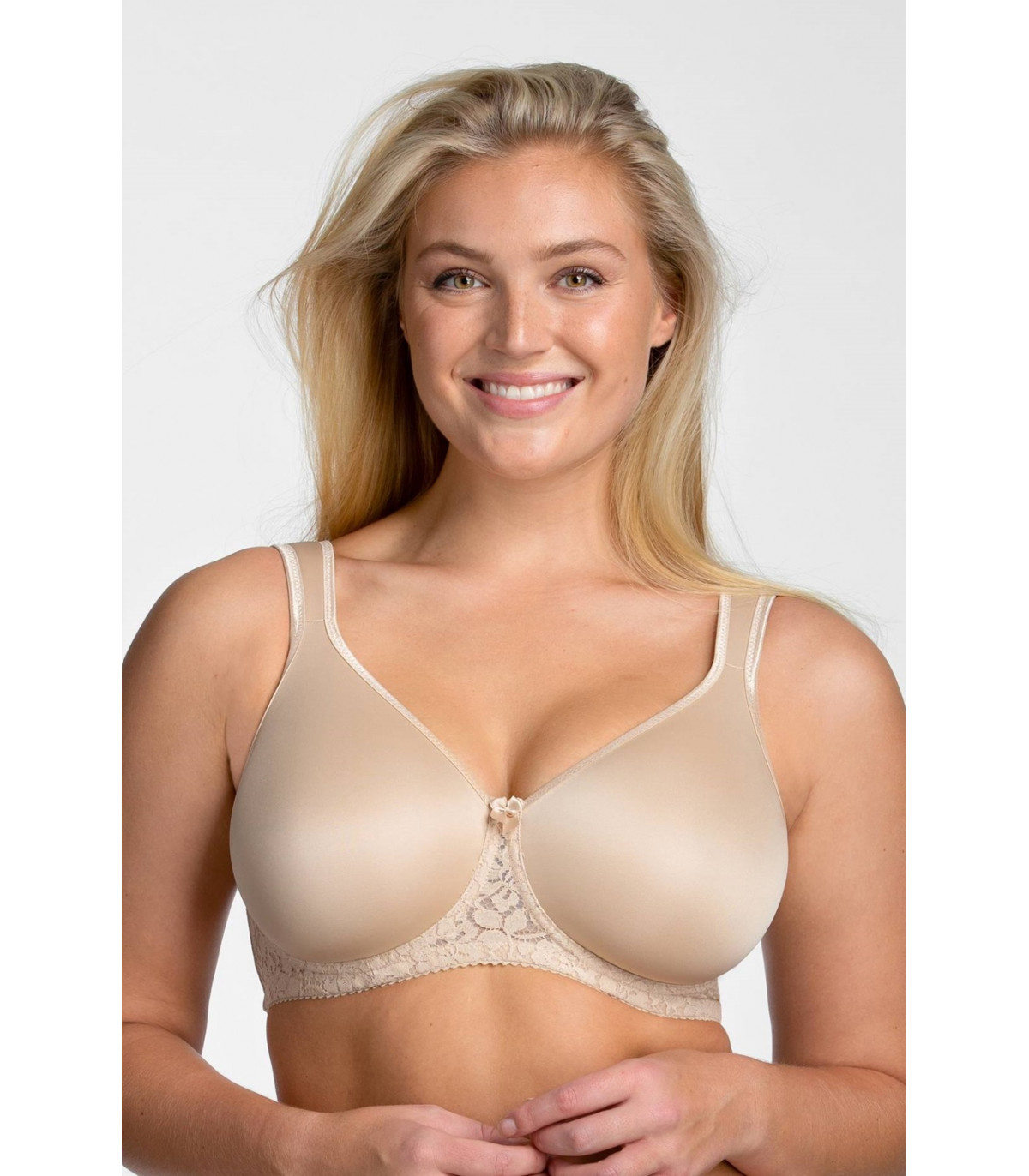 Smooth lacy underwired T-shirt bra for excellent support