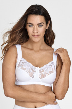Stable, cotton rich non-wired bra with big lace cups