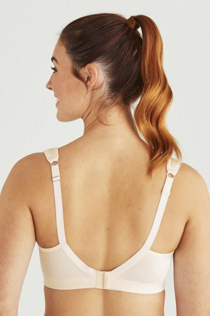 Elegant non-wired bra with lace on cups