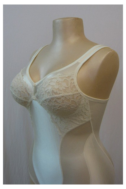 Functional nonwired body, reinforced at the front