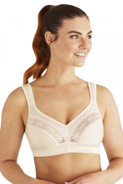 Elegant non-wired bra with lace on cups