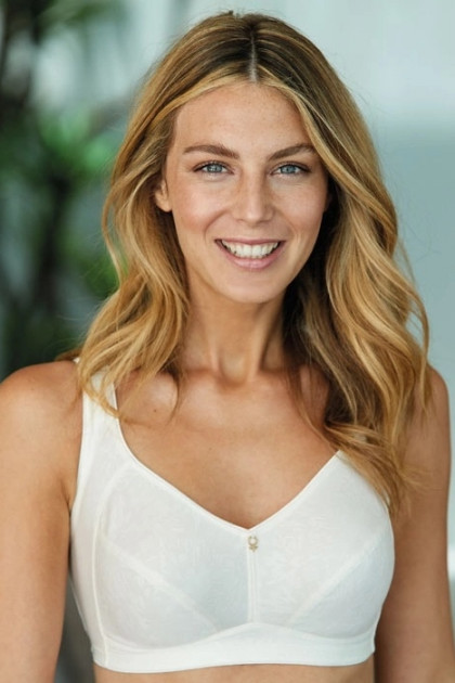 Non-wired bra with reinforced sides