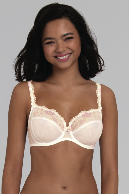 Lace underwired bra that highlights the neckline