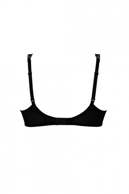 Lace underwired bra that highlights the neckline
