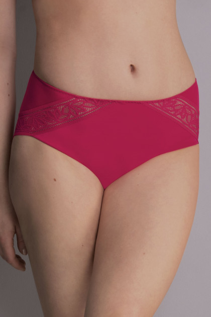 High waisted slip with classy lace. Does not press the body