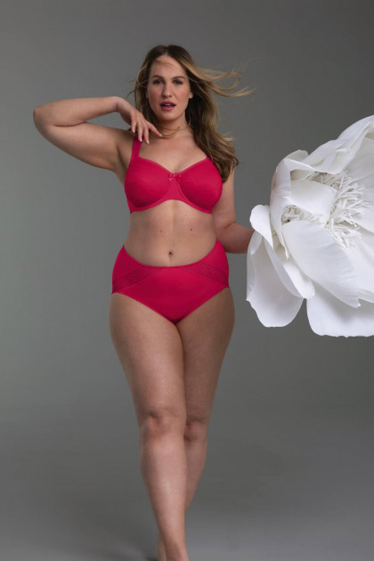 High waisted slip with classy lace. Does not press the body