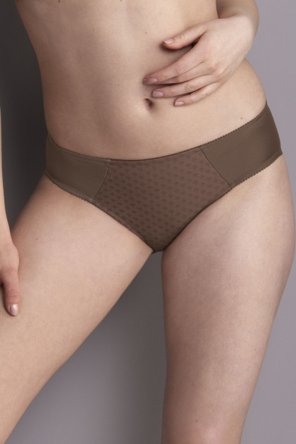 Comfortable, high-waisted slip that does not press the belly. With durable and soft microfiber