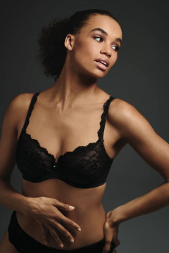 Underwired bra in a floral design made of soft stretch lace