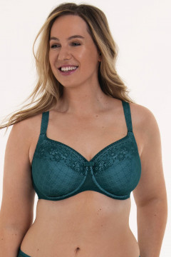 Romantic underwired big cup bra for plus size silhouettes