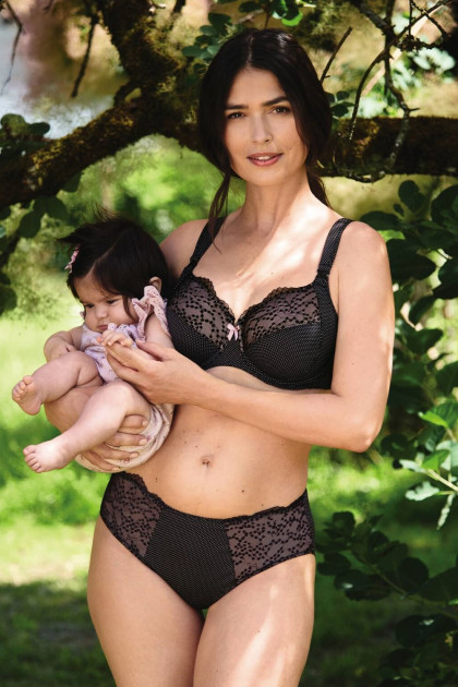 Romantic underwired nursing bra with design