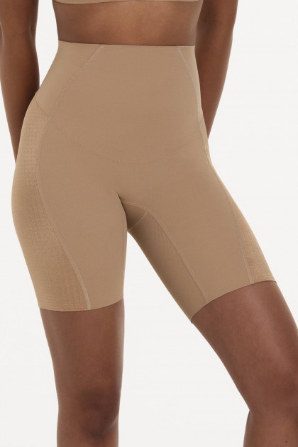 Λαστέξ σύσφιξης με πόδι. Ιδιαίτερα ενισχυμένο με clean cut κοψίματα