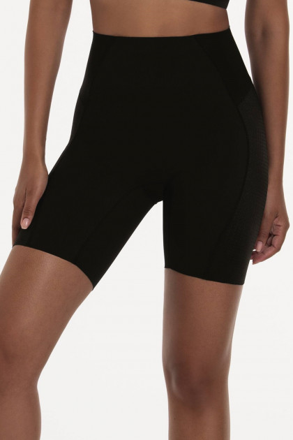 Λαστέξ σύσφιξης με πόδι. Ιδιαίτερα ενισχυμένο με clean cut κοψίματα