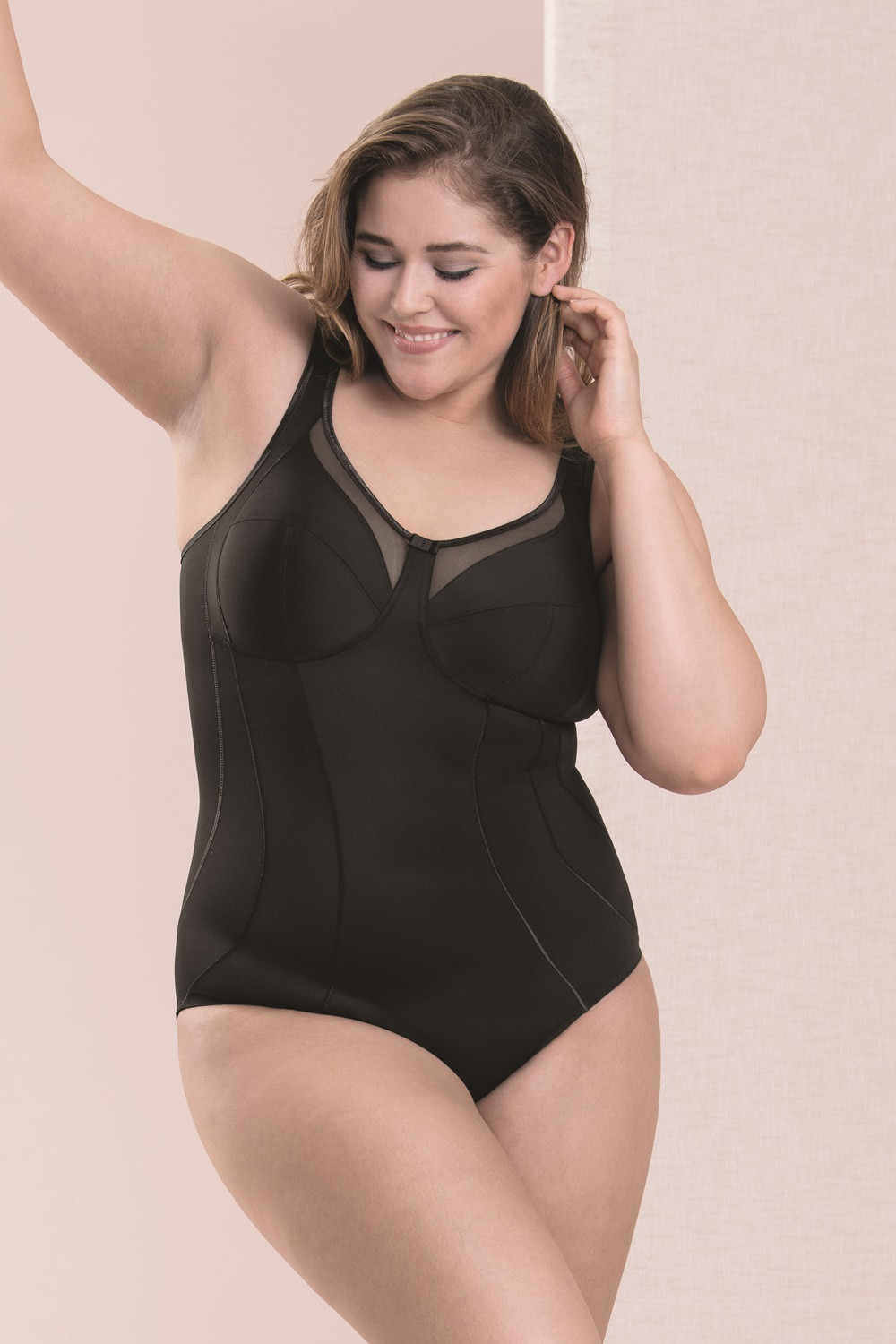 Soft cup non-wired body shaper with lace