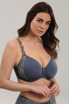 Elegant underwired bra with spacer cups