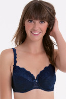 Underwired bra in a floral design made of soft stretch lace