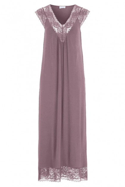 Μακρύ νυχτικό με δαντέλα στο ντεκολτέ και τα τελειώματα. Απο εξαιρετικό ύφασμα