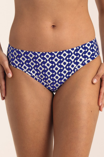 Σλιπ μαγιό σε κανονική γραμμή και εμπριμέ γεωμετρικ΄ο σχέδιο