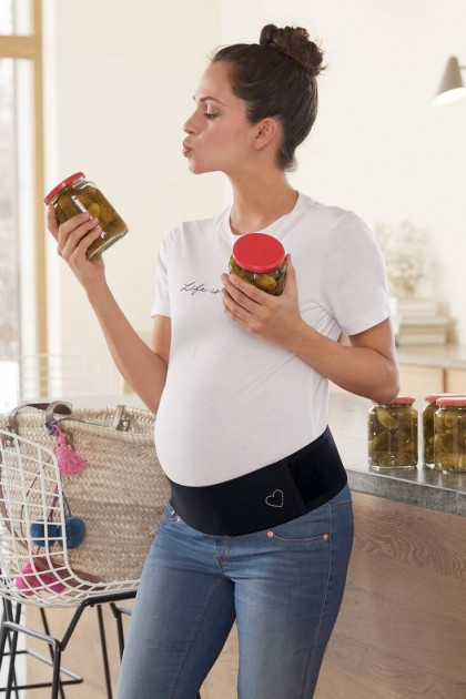 Stylish pregnancy belt with Velcro system. Relieves pain and supports properly.