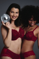 Plus size σουτιέν με μπανέλες και ελαστική δαντέλα. Στηρίζει τέλεια το μεγάλο στήθος