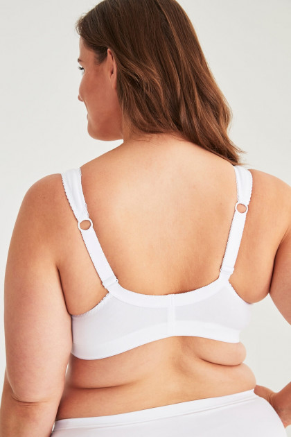 Front fastening non-wired soft bra