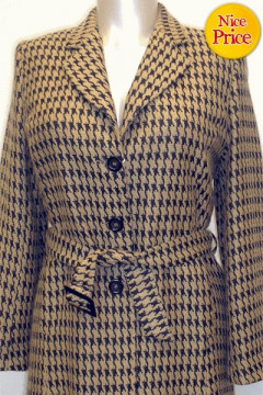 Elegant classic coat in houndstooth pattern with waist belt