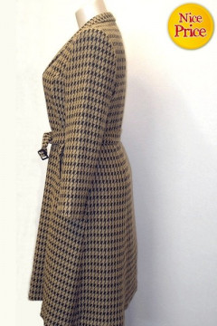 Elegant classic coat in houndstooth pattern with waist belt