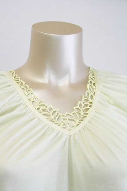 Νυχτικό μακρύ με κοντό μανίκι με φίνα δαντέλα στο ντεκολτέ. Από βισκόζη και βαμβάκι