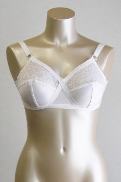 Lightweight, comfortable nonwired bra, with soft lace and adjustable straps