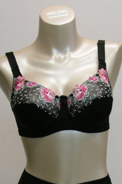 Elegant underwired bra with lace on the neckline and triple clasp