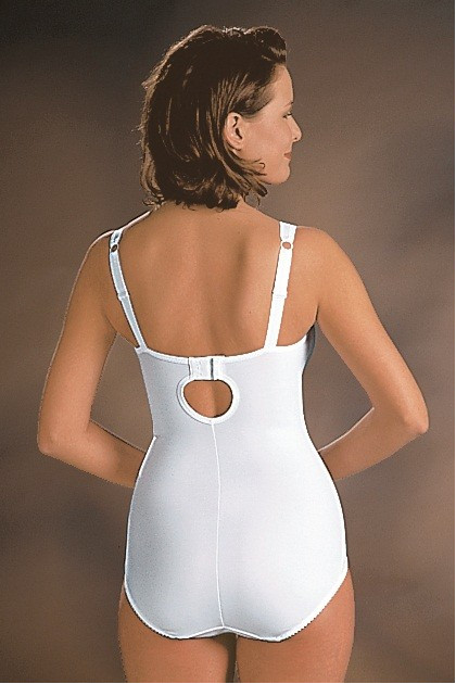 Functional nonwired body with trimmed cups