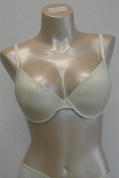 Underwired push up bra with a deep décolleté
