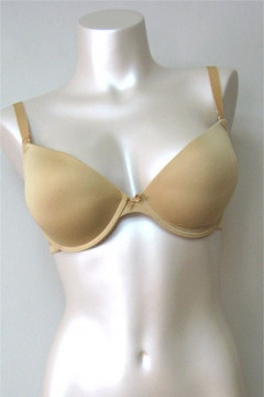 Elegant underwired bra with preformed reinforced seamless cups