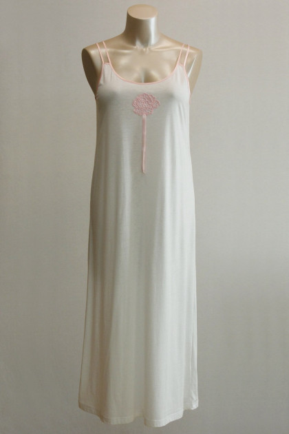 Νυχτικό μακρύ με τιραντάκι και κέντημα στο ντεκολτέ.