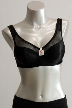 Fixed non-wired bra with deep, soft cups