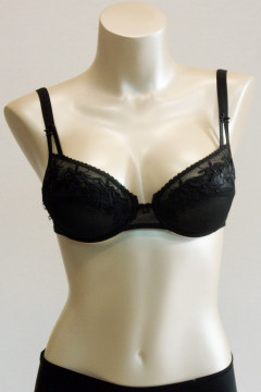 Underwired bra with deep lined lace cups