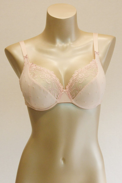 Underwired bra with lace cups that flatters the breasts