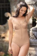 Flattering front fastening non-wired body
