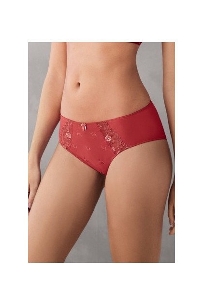 Σλιπ πολυτελείας από φίνα και ανθεκτική δαντέλα. Αγκαλιάζει το σώμα