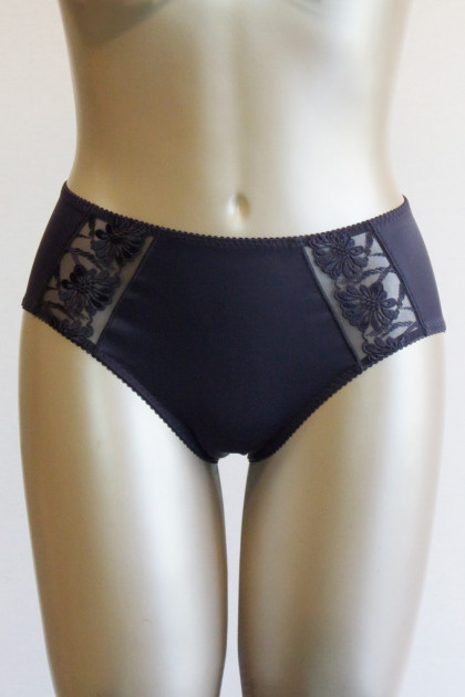 Elegant high waist slip with lace that hugs the body without pressing