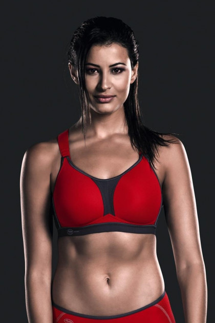Functional maximum support non-wired sports bra with cross straps on the back