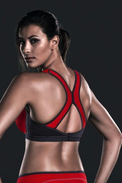 Functional maximum support non-wired sports bra with cross straps on the back