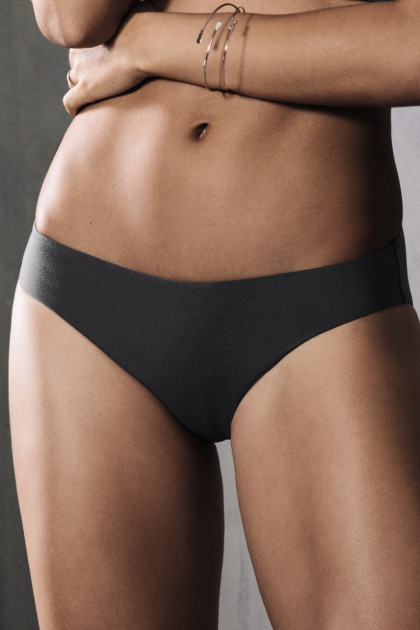 Everyday, comfortable seamless slip with elasticity