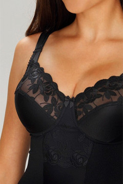 Underwired body with cups trimmed with fine elastic lace